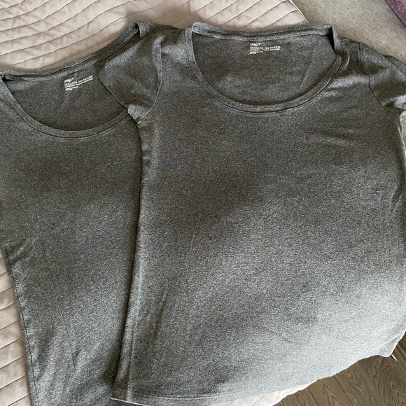 2 cap sleeve scoop neck basic t’s - Picture 1 of 2
